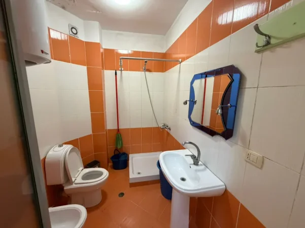 Tirane, jepet me qera apartament 1+1 Kati 1, 65 m² 350 € (Kthesa e Kamzes)