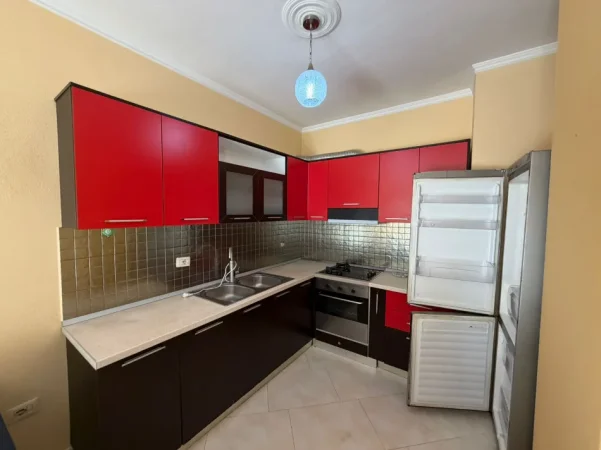 Tirane, jepet me qera apartament 1+1 Kati 1, 65 m² 350 € (Kthesa e Kamzes)