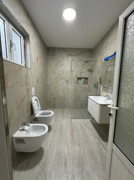 Tirane, jepet me qera garsonier Kati 1, 40 m² 500 € (Rruga e Barrikadave)