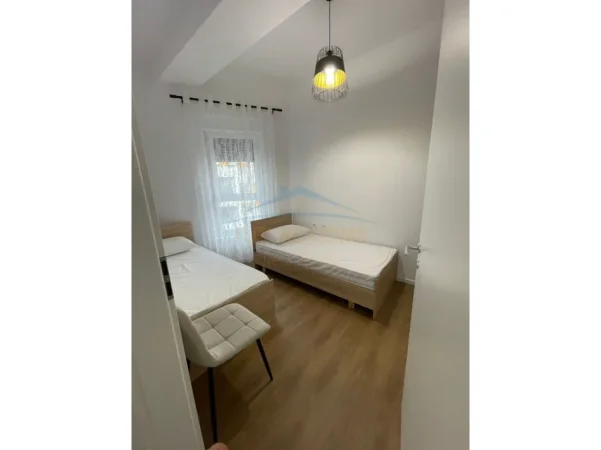 Tirane, jepet me qera apartament 2+1 , 76 m² 580 € (Kompleksi Kadiu)