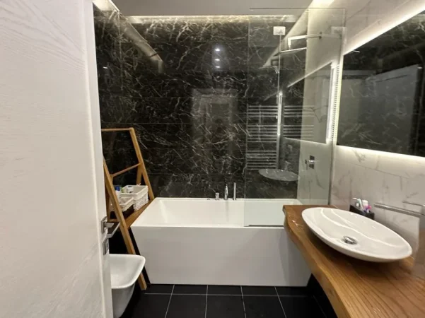 Tirane, jepet me qera apartament 2+1+2+PARKIM Kati 13, 123 m² 2.300 € (Air Albani Stadium , AMBASADOR 3)