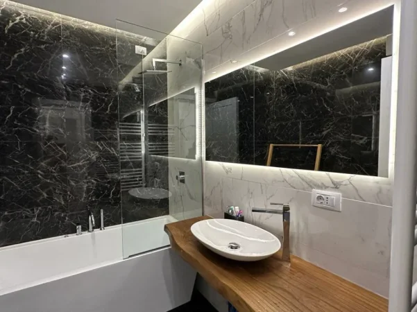 Tirane, jepet me qera apartament 2+1+2+PARKIM Kati 13, 123 m² 2.300 € (Air Albani Stadium , AMBASADOR 3)