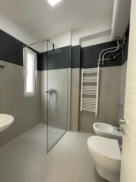 Tirane, jepet me qera apartament 2+1+Ballkon , 100 m² 700 € (River Residence)