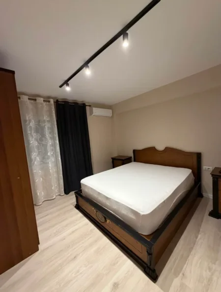 Tirane, jepet me qera apartament 2+1 Kati 1, 80 m² 500 € (OXHAKU)