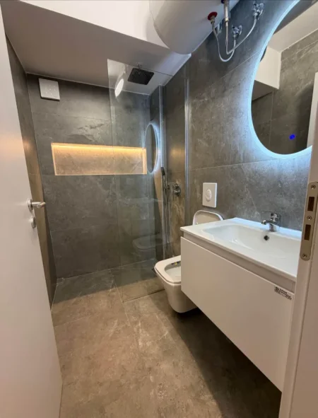 Tirane, jepet me qera apartament 2+1 Kati 1, 80 m² 500 € (OXHAKU)