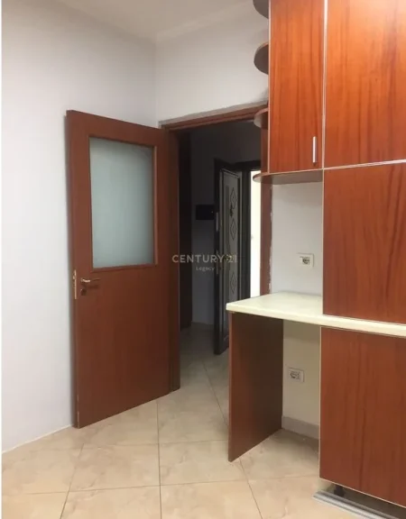 Tirane, jepet me qera apartament 1+1 Kati 5, 65 m² (Rruga Fortuzi)