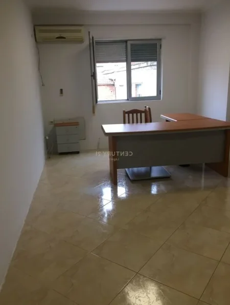 Tirane, jepet me qera apartament 1+1 Kati 5, 65 m² (Rruga Fortuzi)