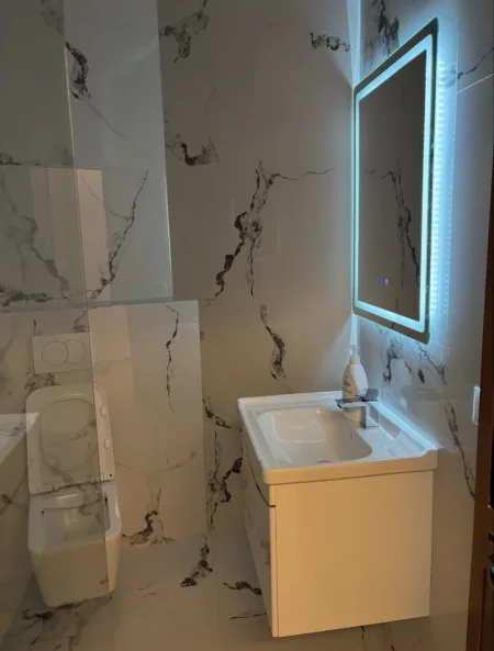 Tirane, jepet me qera apartament 1+1+Ballkon Kati 4, 73 m² 850 € 