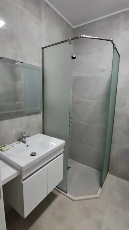 Tirane, jepet me qera apartament 1+1+Ballkon Kati 6, 60 m² 600 € (UNAZA E RE)