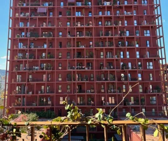 Tirane, jepet me qera zyre Kati 5, 110 m² 1.000 € (Garden Building)