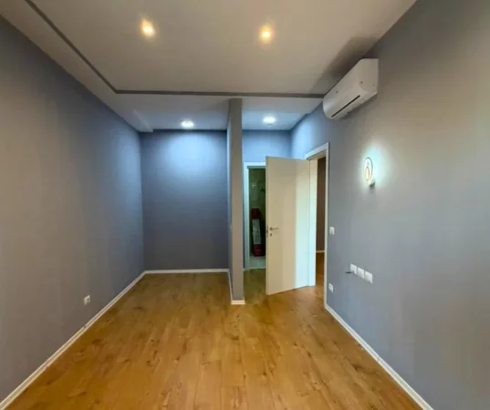 Tirane, jepet me qera zyre Kati 5, 110 m² 1.000 € (Garden Building)