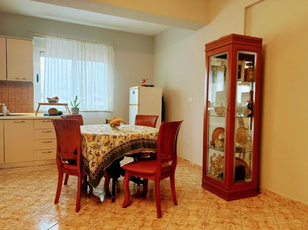 Tirane, jepet me qera apartament 1+1+Ballkon Kati 5, 70 m² 550 € (Rruga e Kavajes Blloku Ambasadave)