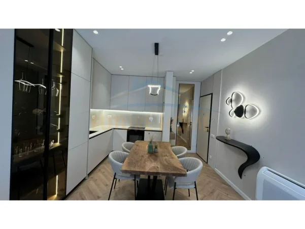 Tirane, jepet me qera apartament 2+1 Kati 9, 113 m² (Rruga Mine Peza, Golden Tower Residence)