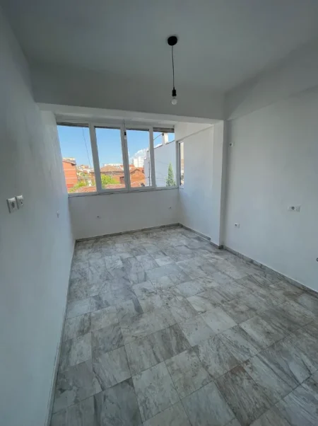 Tirane, jepet me qera ambjent biznesi Kati 3, 90 m² 700 € (SELVIA)