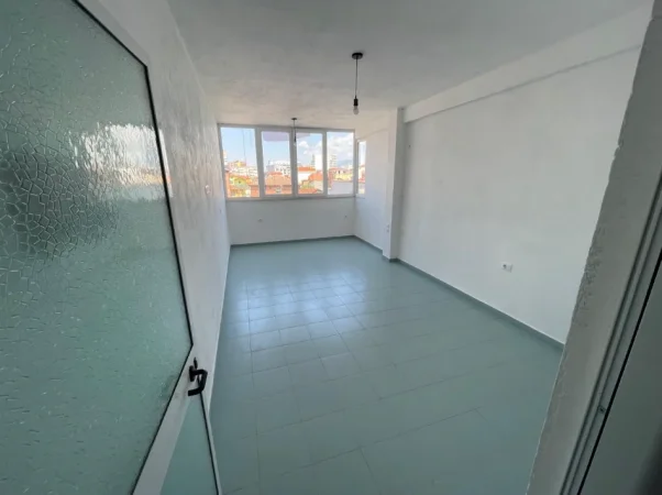 Tirane, jepet me qera ambjent biznesi Kati 3, 90 m² 700 € (SELVIA)