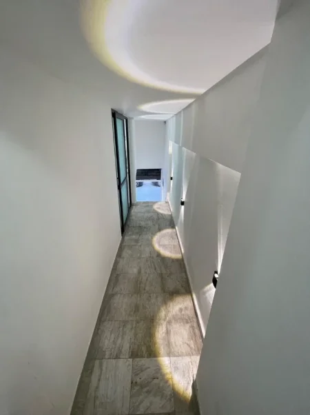 Tirane, jepet me qera ambjent biznesi Kati 3, 90 m² 700 € (SELVIA)