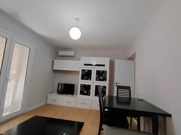 Tirane, jepet me qera apartament 1+1+Ballkon Kati 3, 54 m² 500 € (BARRIKADA)