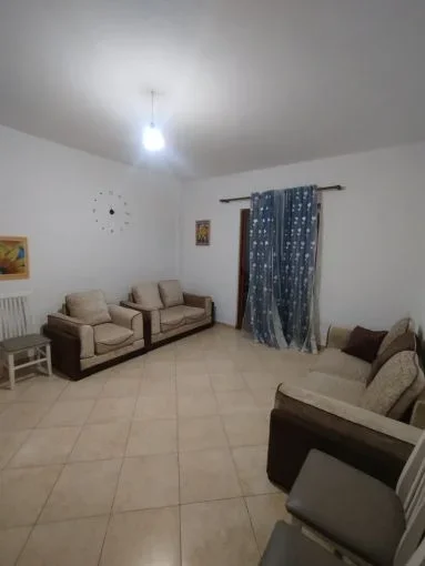 Tirane, jepet me qera apartament 1+1 Kati 1, 60 m² 250 € (fresku , linze)