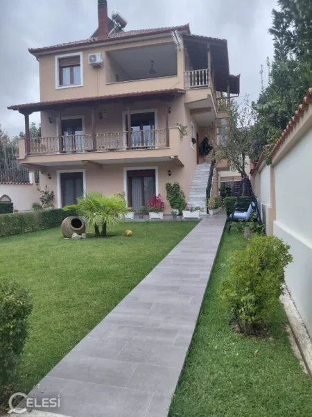 Tirane, jepet me qera Vile 2 Katshe Kati 2, 170 m² 800 € (ALI DEMI)