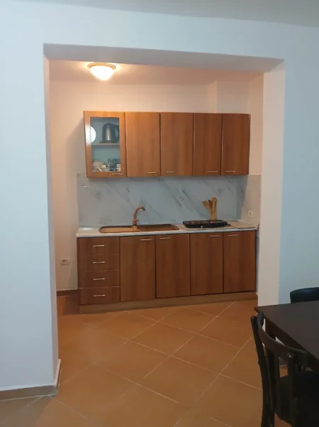 Tirane, jepet me qera apartament 1+1 Kati 1, 70 m² 520 € (PAZARI I RI)