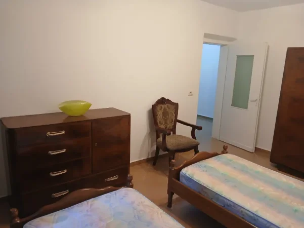 Tirane, jepet me qera apartament 1+1 Kati 1, 70 m² 520 € (PAZARI I RI)