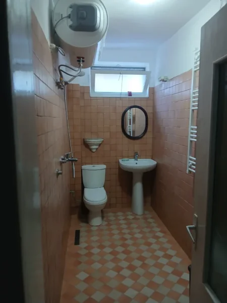 Tirane, jepet me qera apartament 1+1 Kati 1, 70 m² 520 € (PAZARI I RI)