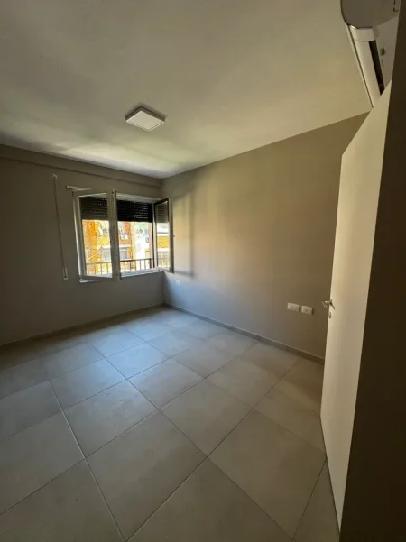 Tirane, jepet me qera ambjent biznesi Kati 1, 60 m² 600 € (Pazari i Ri)