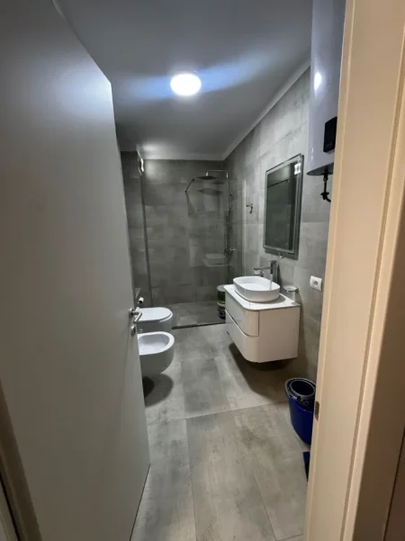 Tirane, jepet me qera ambjent biznesi Kati 1, 60 m² 600 € (Pazari i Ri)