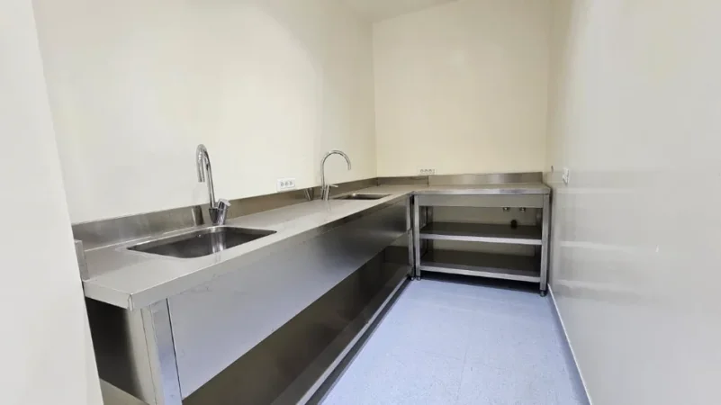 Tirane, jepet me qera zyre Kati 1, 150 m² 2.500 € (Kika 2)