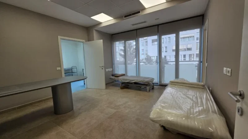 Tirane, jepet me qera zyre Kati 1, 150 m² 2.500 € (Kika 2)