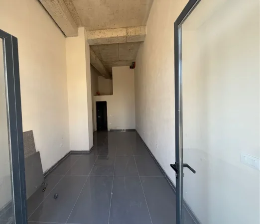 Tirane, jepet me qera dyqan Kati 0, 32 m² 500 € (ASTIR)