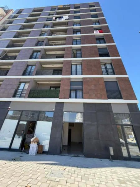 Tirane, jepet me qera dyqan Kati 0, 32.7 m² 500 €