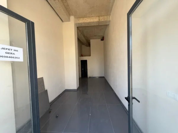 Tirane, jepet me qera dyqan Kati 0, 32.7 m² 500 €