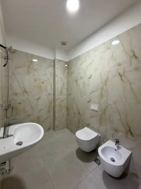 Tirane, jepet me qera zyre Kati 3, 110 m² 1.000 € (Garden Building) Rruga e Kavajes