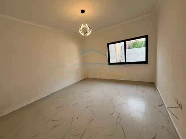 Durres, jepet me qera ambjent biznesi Kati 0, 309 m² 700 € 