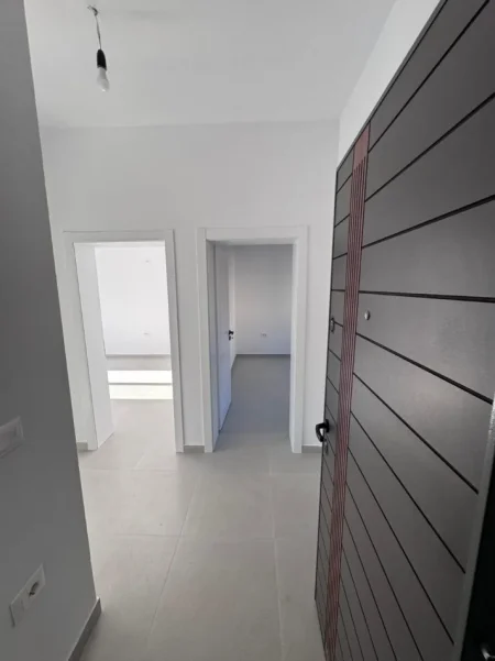 Tirane, jepet me qera ambjent biznesi Kati 1, 73 m² 1.000 € (Kryqezimi i rruges Mine Peza)