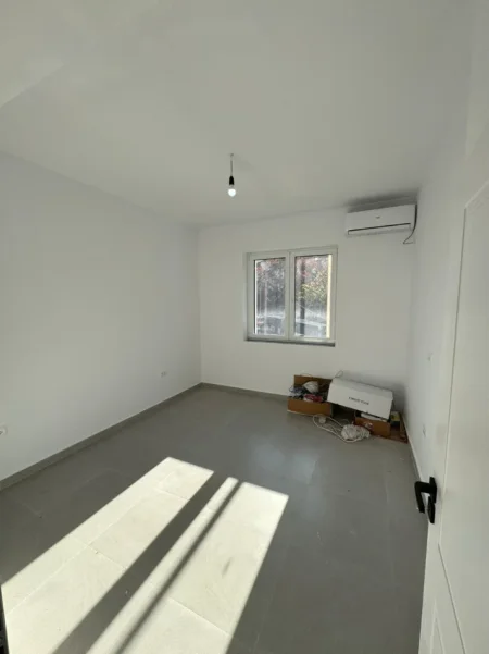 Tirane, jepet me qera ambjent biznesi Kati 1, 73 m² 1.000 € (Kryqezimi i rruges Mine Peza)