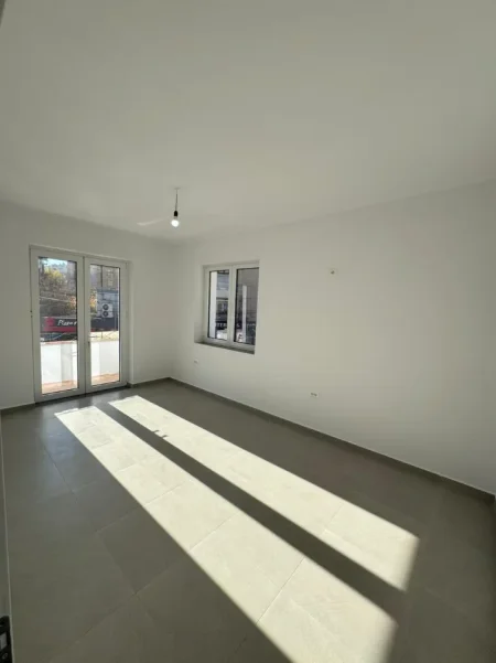 Tirane, jepet me qera ambjent biznesi Kati 1, 73 m² 1.000 € (Kryqezimi i rruges Mine Peza)