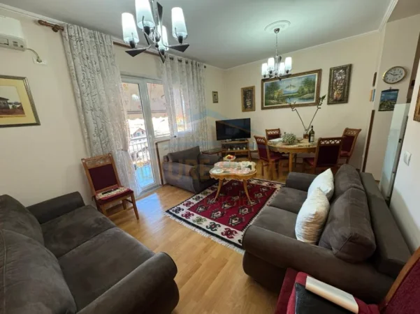 Tirane, jepet me qera apartament 1+1 Kati 2, 70 m² 500 € (Ali DemI)