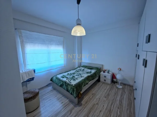 Tirane, jepet me qera apartament 2+1 Kati 5, 85 m² 500 € (porcelan)