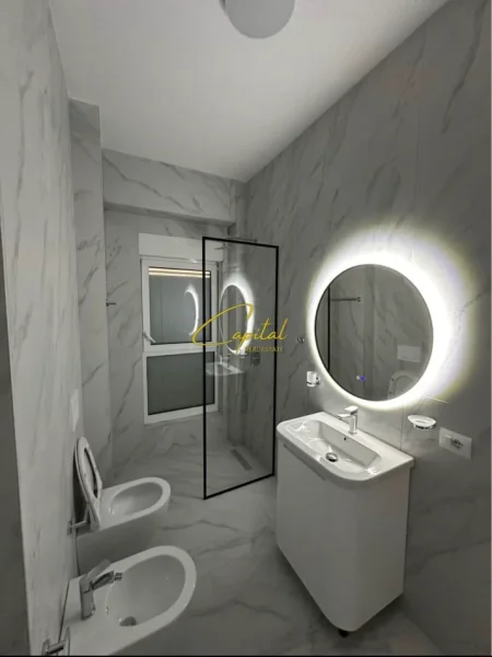 Tirane, jepet me qera apartament 1+1 Kati 7, 55 m² 550 € (ALI DEMI)