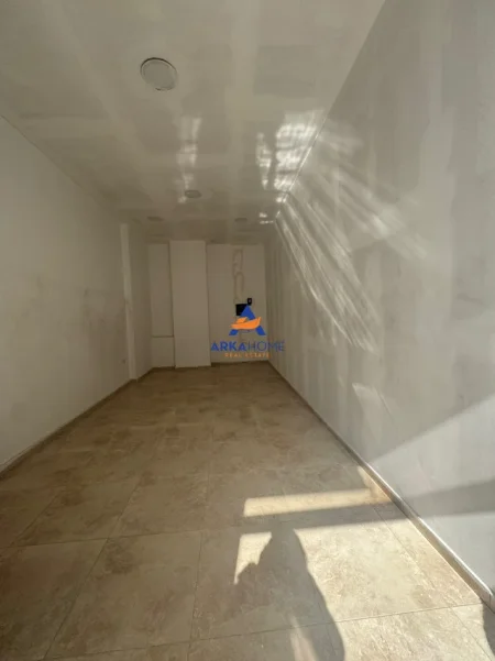Tirane, jepet me qera ambjent biznesi Kati 0, 35 m² 416 € 