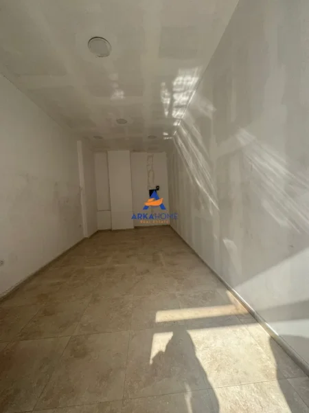 Tirane, jepet me qera ambjent biznesi Kati 0, 35 m² 416 € 
