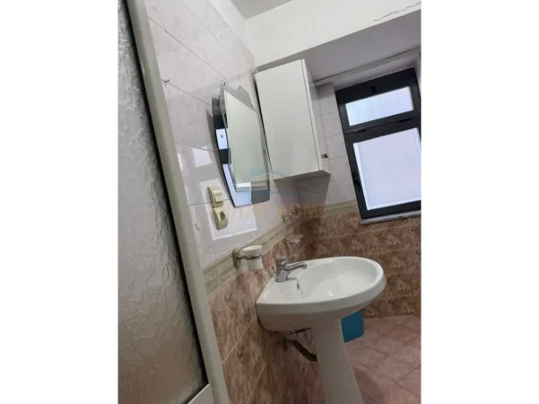 Tirane, jepet me qera apartament 1+1 Kati 2, 56 m² 360 € 