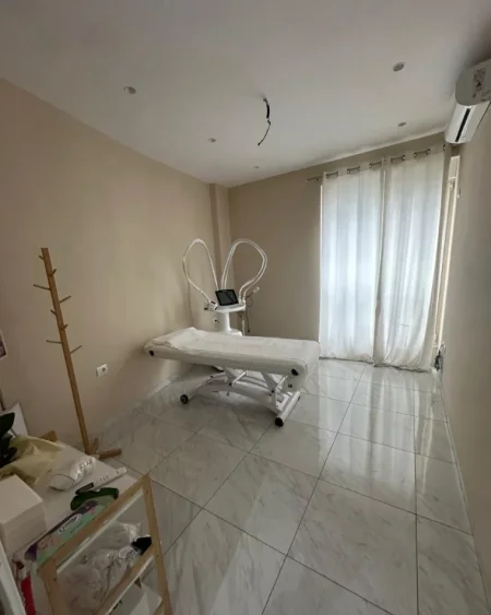 Tirane, jepet me qera zyre Kati 6, 70 m² 680 € (KOMUNA E PARISIT)