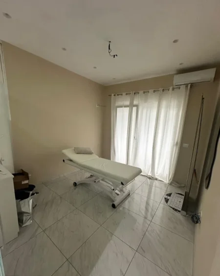 Tirane, jepet me qera zyre Kati 6, 70 m² 680 € (KOMUNA E PARISIT)