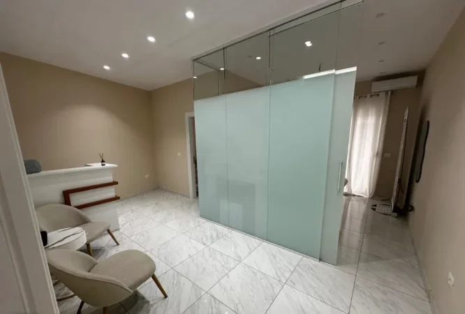 Tirane, jepet me qera zyre Kati 6, 70 m² 680 € (KOMUNA E PARISIT)