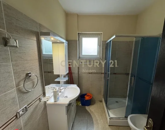 Tirane, jepet me qera apartament 2+1 Kati 3, 86 m² 520 € (Pallati i Brigadave)