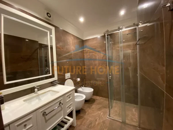 Tirane, jepet me qera apartament 2+1 Kati 8, 140 m² 3.000 € (Ambasador 3)