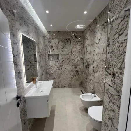 Tirane, shitet apartament 2+1+Ballkon , 130 m² 170.000 € (Fresku)